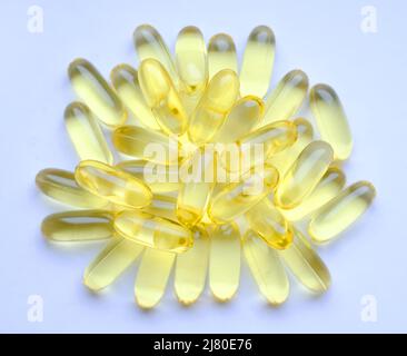 Omega-3 Kapseln auf weißem Hintergrund. Mehrfach ungesättigte Fettsäuren. Das Konzept eines gesunden Lebensstils Stockfoto