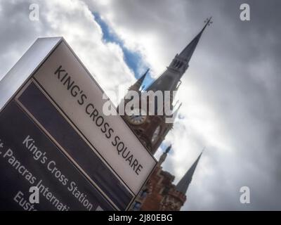 LONDON, Großbritannien - 20. FEBRUAR 2019: Schild für Kings Cross Square Stockfoto