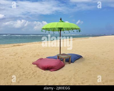 Sonnenschirm und Kissen am tropischen Strand, Nusa Dua, Bali, Indonesien Stockfoto