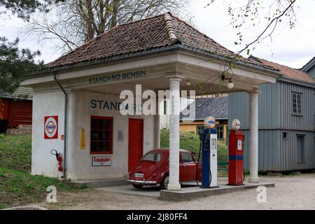 Norwegisches Museum für Kulturgeschichte, Oslo. Tankstelle mit Auto im Folkemuseum. Stockfoto