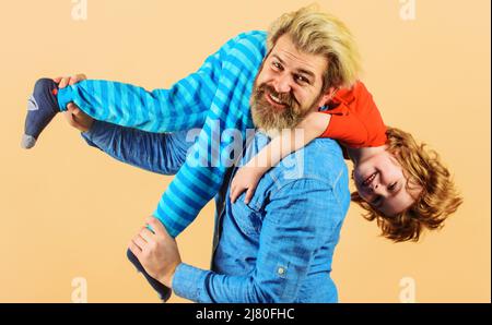 Zeit mit der Familie. Glücklicher Vater spielt mit Sohn. Gute Beziehungen. Elternschaftskonzept. Vatertag. Stockfoto