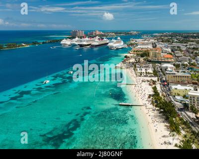 Luftaufnahme von Junkanoo Beach und Kreuzfahrtschiffen, die an Nassau Harbour, New Providence, Bahamas andockten Stockfoto