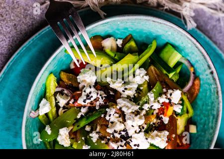 Nahaufnahme einer Schüssel mit griechischem Salat von oben Stockfoto