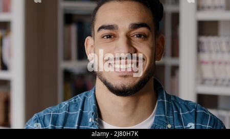 Close-up junge glücklich hispanischen männlichen Modell posiert drinnen Porträt lächelnd erfolgreichen Geschäftsmann Manager Start-up Unternehmer gut aussehend Kerl Client mit Stockfoto