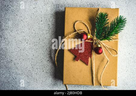 Blick von oben auf eine rustikale Weihnachts-Geschenkbox Stockfoto