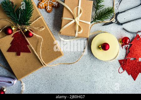 Deckenansicht von Weihnachtsgeschenkschachteln, Dekorationen und Lebkuchenornamenten auf einem Tisch Stockfoto