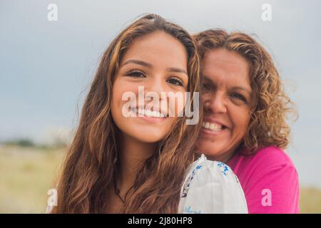Am Strand mit Mama lebendig und schön fühlen Stockfoto
