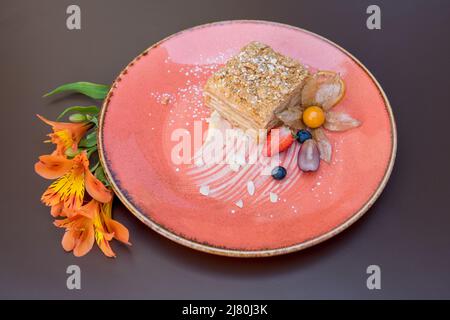 Napoleon-Kuchen-Klassiker auf einem orangefarbenen Teller Stockfoto