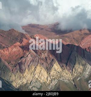 Die beeindruckenden zerklüfteten Gipfel der Serranias de la Hornocal Stockfoto