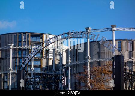 Camley Street Natural Park mit Gasolders London Apartments, Kings Cross, London, Großbritannien Stockfoto