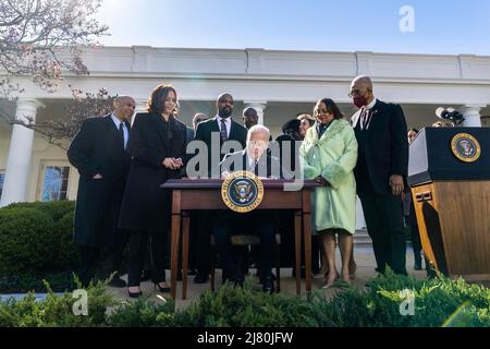 US-Präsident Joe Biden unterzeichnet H.R. 55, den Emmett Till Anti-Lynching Act, während Vizepräsident Kamala Harris, Linke, und Mitglieder des Kongresses im Rosengarten des Weißen Hauses am 29. März 2022 in Washington, D.C. darauf blicken Stockfoto