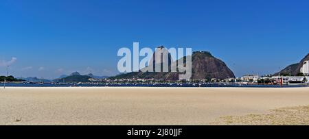 Sugarloaf Mountain vom Botafogo Beach aus gesehen, Rio de Janeiro, Brasilien Stockfoto