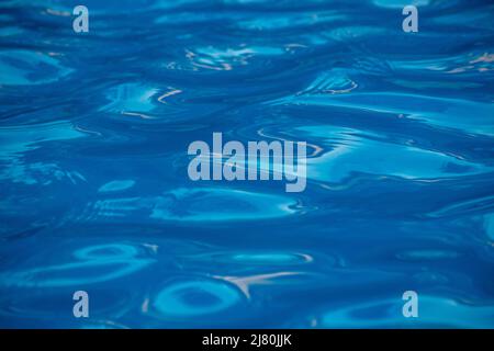 Abstrakter Hintergrund. Klares Wasser aus dem Pool Stockfoto