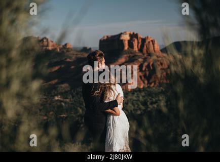 Das junge Paar umarmt sich und genießt den Blick auf Sedona Arizona Stockfoto