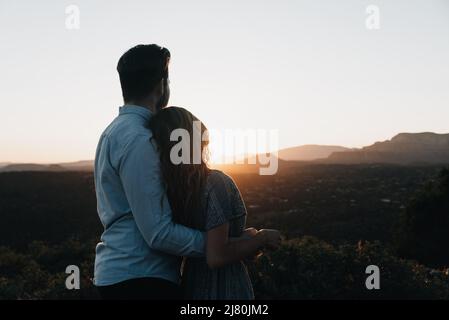 Ein Paar, das sich umarmte und die Aussicht auf Sedona Arizona genoss Stockfoto