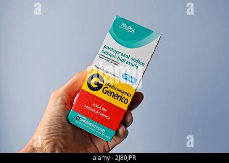 RIO DE JANEIRO, BRASILIEN - 10. MAI 2022: Hand hält eine Schachtel Generika Pantoprazol Stockfoto