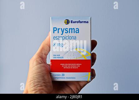 RIO DE JANEIRO, BRASILIEN - 10. MAI 2022: Hand hält eine Schachtel mit Eszopiclon, Schlafmedizin Stockfoto