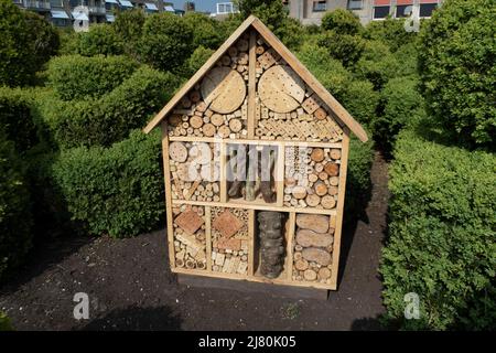 Insektenhotel, auch Insektenhaus genannt, in einem Garten Stockfoto