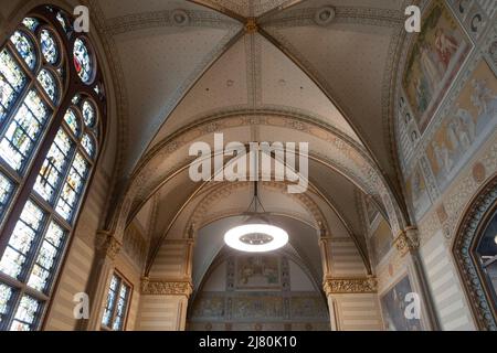 Innenblick auf die reich verzierte Gewölbedecke mit Buntglasfenstern und klassischen Gemälden im Rijksmuseum Amsterdam Stockfoto