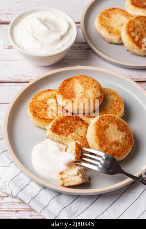 Hüttenkäse-Pfannkuchen auf dem Küchentisch Stockfoto