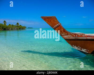 Traditionelles Boot vor Anker an einem tropischen Strand, Aitutaki Lagune, Cook Inseln Stockfoto