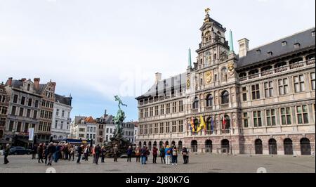 Silvius Brabos Denkmal vor dem Antwerpener Rathaus, auch Stadhuis van Antwerpen genannt - Grote markt zentraler Platz in Antwerpen, Belgien, Europa Stockfoto