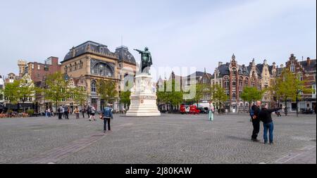 Statue von Jacob van Artevelde vor den Gebäuden Ons Huis und Bond Moyson im Zentrum des Vrijdagmarkts in Gent, Belgien, Europa Stockfoto