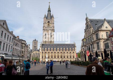 Königliches Niederländisches Theater, Gent Belfry aka Het Belfort van Gent am Stadtplatz Sint-Baafsplein in Gent, Belgien, Europa Stockfoto