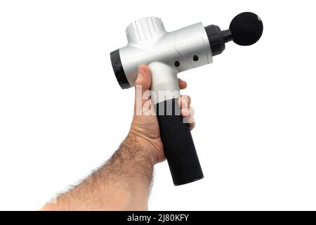 Person, die eine Massagepistole auf weißem Hintergrund isoliert hält Stockfoto