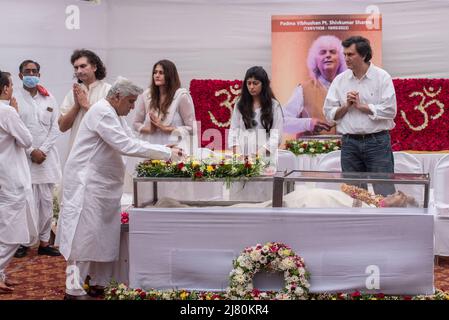 Mumbai, Indien. 11.. Mai 2022. MUMBAI, INDIEN - 11. MAI: Der indische Dichter und Lyriker Javed Akhtar zollt Santoor maestro Pandit Shivkumar Sharma am 11. Mai 2022 in seiner Juhu-Residenz in Mumbai, Indien, seinen letzten Respekt. (Foto: Pratik Chorge/Hindustan Times/Sipa USA) Quelle: SIPA USA/Alamy Live News Stockfoto