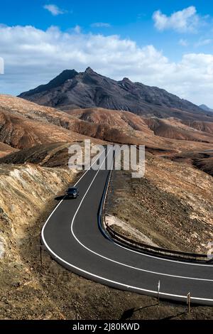 Luftaufnahme von Autofahrten durch vulkanisches Gelände, Fuerteventura, kanarische Inseln, Spanien Stockfoto