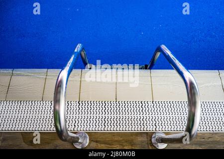 Nahaufnahme einer Leiter in einem Schwimmbad Stockfoto