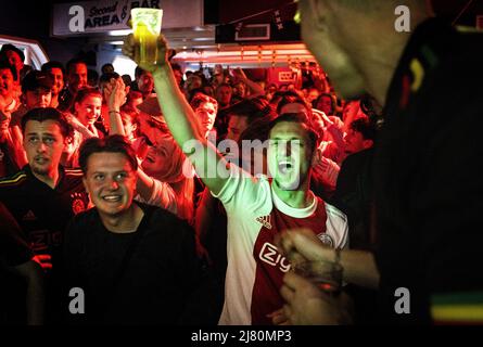 2022-05-11 20:26:08 AMSTERDAM - Ajax-Fans feiern in der Kopstootbar auf Leidseplein, dass Ajax Champion geworden ist. Der Amsterdamer Club gewann das Spiel gegen den sc Heerenveen und die Spieler und technischen Mitarbeiter werden in der Johan Cruijff Arena geehrt. ANP RAMON VAN FLYMEN niederlande Out - belgien Out Stockfoto