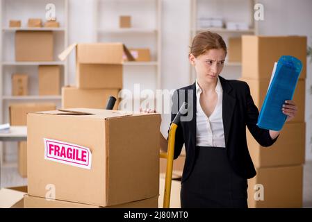 Weibliche professionelle Mover tun zu Hause Umzug Stockfoto