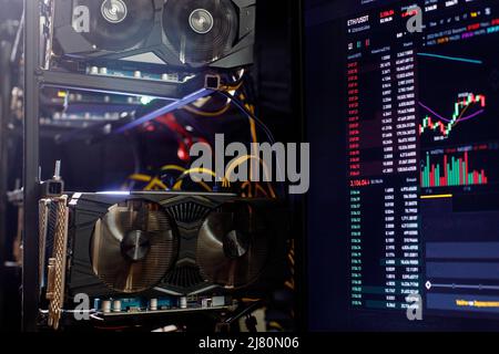 Grafikkarten in Rig für den bergbaubetrieb ethereum im Hintergrund Börse ETH Chart. Stockfoto