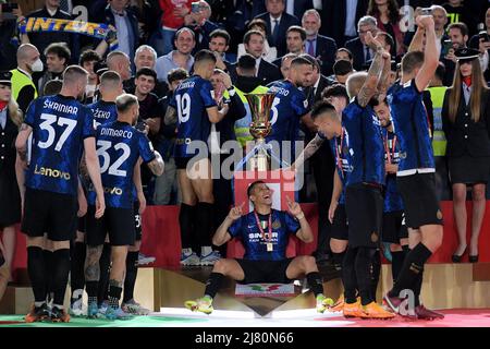 Rom, Italien. 11.. Mai 2022. Der FC Internazionale feiert am 11. Mai 2022 im Stadio Olimpico, Rom, den Sieg des Finalmatches der Coppa Italia zwischen dem FC Juventus und dem FC Innazionale. Kredit: Giuseppe Maffia/Alamy Live Nachrichten Stockfoto