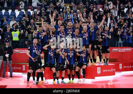 Rom, Italien. 11.. Mai 2022. Der FC Internazionale feiert am 11. Mai 2022 im Stadio Olimpico, Rom, den Sieg des Finalmatches der Coppa Italia zwischen dem FC Juventus und dem FC Innazionale. Kredit: Giuseppe Maffia/Alamy Live Nachrichten Stockfoto