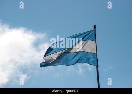 Argentinische Flagge winkt bei den Iguzu Falls Stockfoto