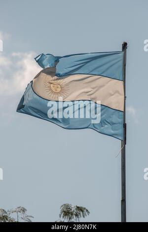 Argentinische Flagge winkt bei den Iguzu Falls Stockfoto