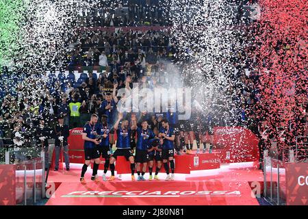 Rom, Italien. 11.. Mai 2022. Der FC Internazionale feiert am 11. Mai 2022 im Stadio Olimpico, Rom, den Sieg des Finalmatches der Coppa Italia zwischen dem FC Juventus und dem FC Innazionale. Kredit: Giuseppe Maffia/Alamy Live Nachrichten Stockfoto