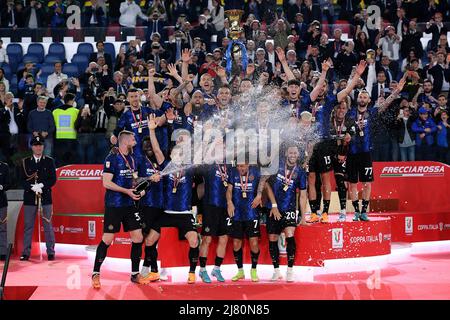 Rom, Italien. 11.. Mai 2022. Der FC Internazionale feiert am 11. Mai 2022 im Stadio Olimpico, Rom, den Sieg des Finalmatches der Coppa Italia zwischen dem FC Juventus und dem FC Innazionale. Kredit: Giuseppe Maffia/Alamy Live Nachrichten Stockfoto