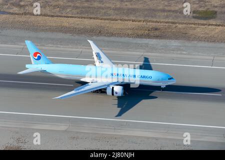 Koreanische Luftfracht Boeing 777 Landung. Flugzeug 777 Fracht. Frachtflugzeug von KoreanAir Cargo landet. Stockfoto