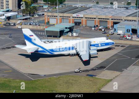 Wolga-Dnepr Airlines Antonov an-124. Antonov an-124 Ruslan parkte am Flughafen. Riesiges Frachtflugzeug der Wolga Dnepr Airlines. An-124 Luftaufnahme. Stockfoto