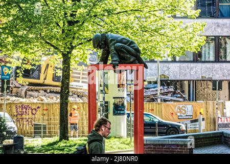 Das Kunstwerk 'Lindener Butjer' der Bildhauerin Ulrike Enders an der Stephanusstraße Umgezogen. Stockfoto