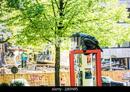 Das Kunstwerk 'Lindener Butjer' der Bildhauerin Ulrike Enders an der Stephanusstraße Umgezogen. Stockfoto