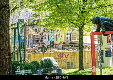 Das Kunstwerk 'Lindener Butjer' der Bildhauerin Ulrike Enders an der Stephanusstraße Umgezogen. Stockfoto