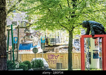 Das Kunstwerk 'Lindener Butjer' der Bildhauerin Ulrike Enders an der Stephanusstraße Umgezogen. Stockfoto