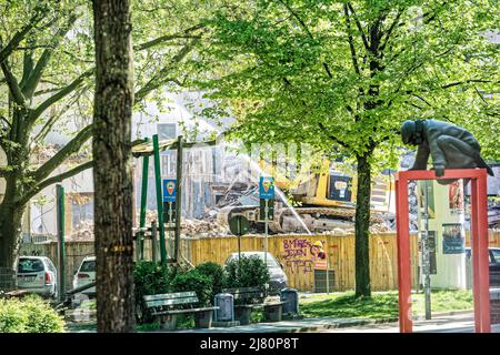 Das Kunstwerk 'Lindener Butjer' der Bildhauerin Ulrike Enders an der Stephanusstraße Umgezogen. Stockfoto