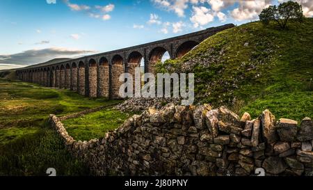 Ribblehead Viadukt über Batty Moss im Ribbble Valley, Ribblehead, Yorkshire Dales, North Yorkshire, England, VEREINIGTES KÖNIGREICH Stockfoto