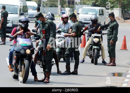 Colombo, Sri Lanka. 11.. Mai 2022. Soldaten werden am 11. Mai 2022 auf einer Straße in Colombo, Sri Lanka, im Dienst gesehen. Gewaltsame Proteste in Sri Lanka führten am Montag zum Rücktritt von Premierminister Mahinda Rajapaksa. Daraufhin wurde eine landesweite Ausgangssperre verhängt. Quelle: Ajith Perera/Xinhua/Alamy Live News Stockfoto